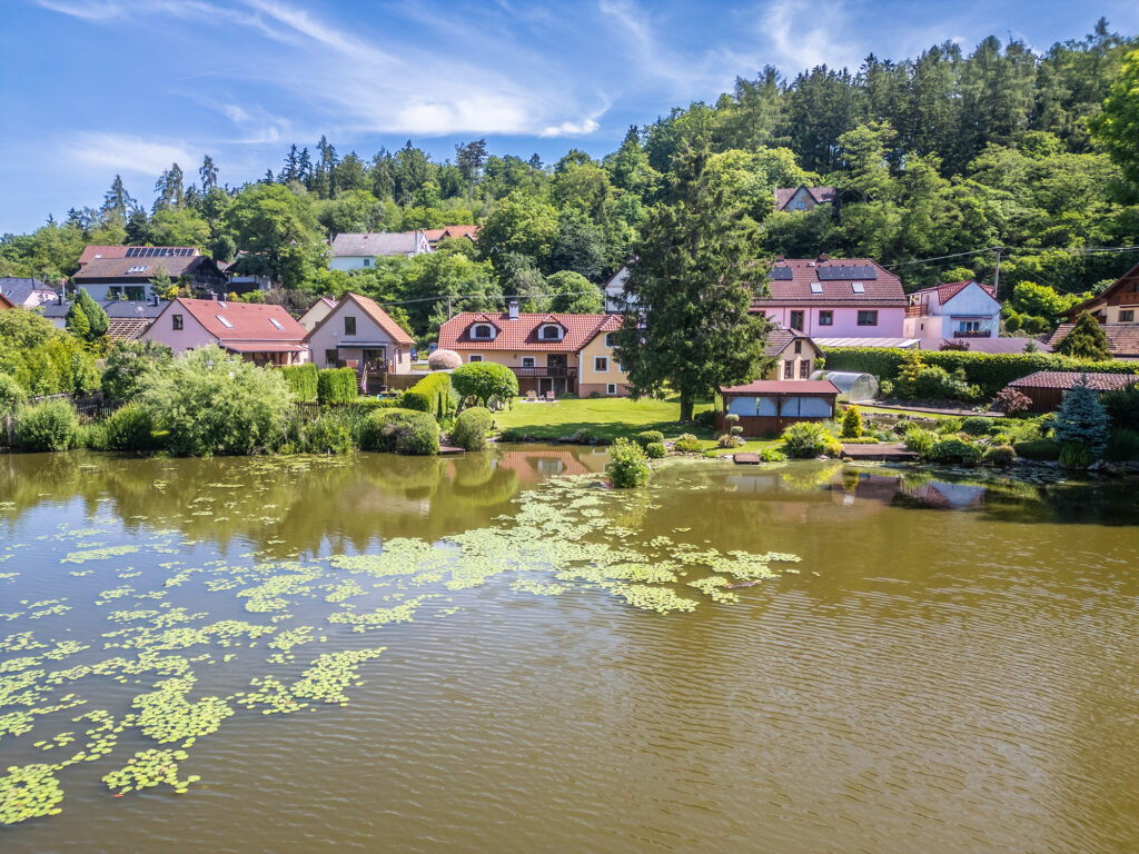 Prodej nemovitosti jako z pohádky, pozemek 1852 m2, přímo u rybníka
